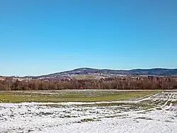 Uprostřed Valtenberg, vpravo od něj Angstberg a Nestelberg