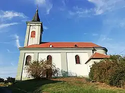 Pohled na kostel zboku