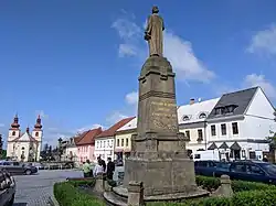 Vamberk - Husovo náměstí, v popředí Husův pomník.jpg