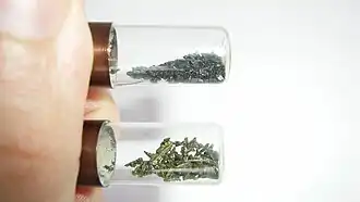 horní vialka obsahuje oxid vanaditý