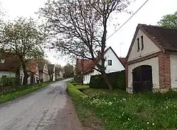 Řadová zástavba kolem hlavní ulice