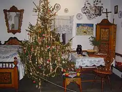 Tradiční vánoční výzdoba ve skanzenu v Přerově nad Labem (vánočka na stole a v popředí na židli)