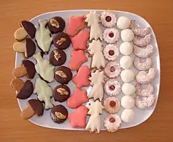 Talíř s různými druhy vánočního cukroví, vanilkové rohlíčky jsou vpravo