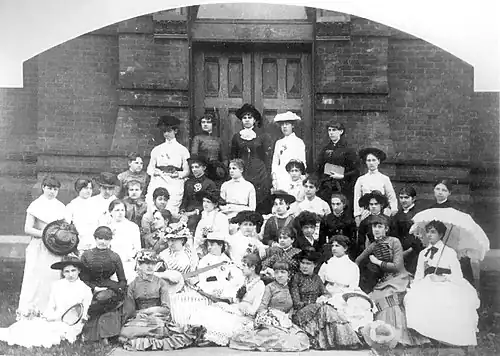 Ročník 1882, Vassar College. Sutemacu je v předposlední řadě, pátá zleva.