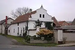 Dům číslo popisné 30 s křížkem