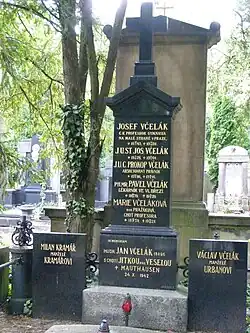 Celkový pohled na hrob rodiny Včelákových na hřbitově Malvazinky (C/3)