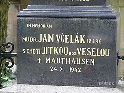 Kenotaf manželů Včelákových na pražském hřbitově Malvazinky (C/3)