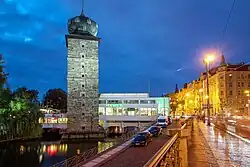 Vodárenská věž a pod ní bílá funkcionalistická budova Spolku výtvarných umělců Mánes