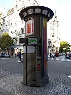 Jedna z odstraněných kruhových veřejných toalet v Praze stávala také v luxusní Pařížské ulici (odstraněna v prosinci 2023)