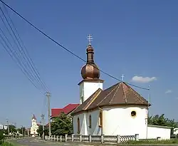 Řeckokatolický chrám v popředí a římskokatolický kostel v pozadí