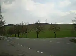 Na Židově kopci ze silnice I/11 je ukázkou charakteru vrchoviny mezi oběma Orlicemi