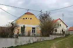 Domy číslo popisné 21 a v pozadí 3