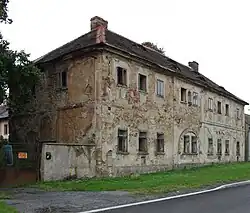 Velemín, budova na návsi.JPG