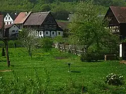 Celkový pohled na osadu, v popředí stavení čp. 16