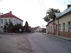 Velká Čermná, obecní úřad (vlevo) a restaurace U Krtka (vpravo) při silnici III/3172