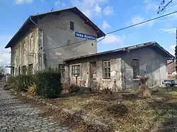 Pohled na staniční budovu (2025)