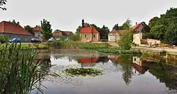 Malodoberská náves s rybníčkem a kaplí Nalezení sv. Kříže