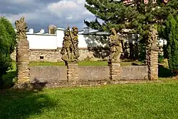 Sochy světců před kostelem