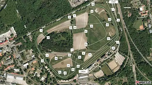Plánek trati Velké pardubické steeplechase se seznamem překážek od roku 1998 do současnosti dokreslený na letecký snímek