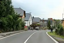 Silnice I. třídy č. 11 ve vsi