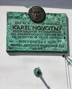 Pamětní deska pilotovi RAF Karlu Novotnému
