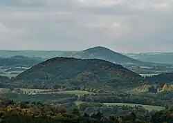 Velký beškovský vrch z Vrátenské hory, vzadu Vlhošť a Ronov