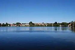 Pohled na Borovany přes Velký Borovanský rybník