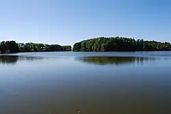 Velký Borovanský rybník - pohled ze silnice na hrázi rybníka