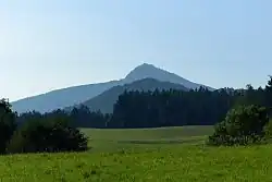 Vrch Ralsko se stejnojmenným hradem, v popředí Velký Jelení vrch v bývalém vojenském prostoru