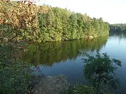 Pohled ze skály na protější východní břeh