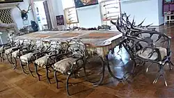 Velký sál loveckého zámku Ohrada s nábytkem z paroží