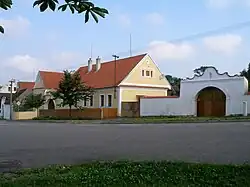 Část severní strany návsi