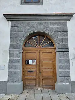 Velké náměstí čp. 43, bosovaný vstupní portál domu