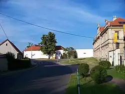 Bártlova ulice, náves s bývalým velkostatkem