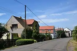 Domy u silnice ke Rtyni nad Bílinou