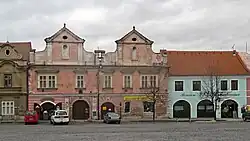Velvary, domy na náměstí.jpg
