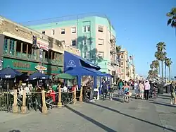 Promenáda Ocean Front Walk na Venice Beach