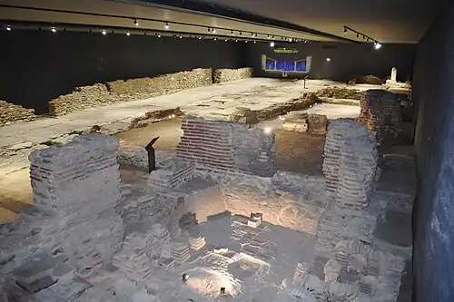 Detail archeologické výstavy ve stanici