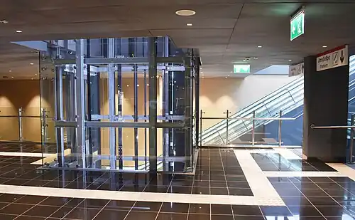 Interiér stanice s výtahem