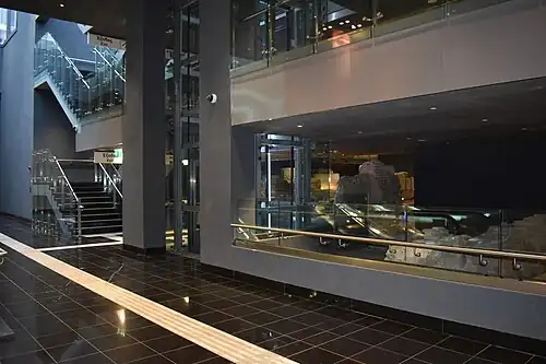 Vestibul stanice se schodištěm a odkrytými památkami