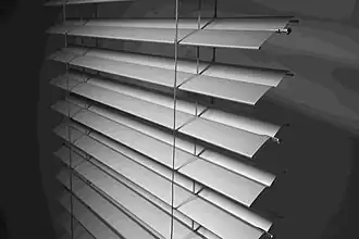 předokenní žaluzie ve tvaru písmena Z