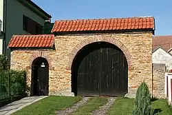 Venkovská usedlost čp. 101, z toho jen vjezdová brána s brankou (Černilov), Černilov.JPG