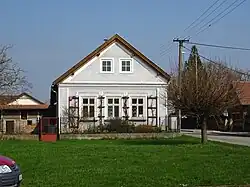 Průčelí s novogotickou římsou nad okny