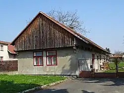 Dům již bez bosovaných pilastrů (2021)