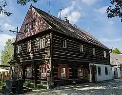 Venkovský dům a krucifix.jpg