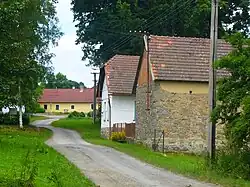 Pohled na Vepice od silnice vedoucí k lomu