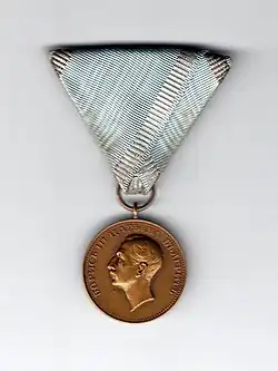 Řád za zásluhy na stuze Řádu za chrabrost; 4. verze