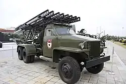Raketomet Kaťuša BM-13N na podvozku Studebaker US6