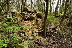 Fragment zdiva v zámeckém areálu