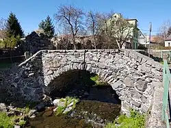 Verneřice (Wernstadt) - kamenný mostek přes Bobří potok u domu čp. 257 (1).jpg